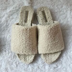 Lucky Brand faux shearling slippers buff cream rubber soles size 8.5